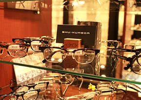 久米田秀逸による、日本人のためのメガネブランド「SHU·KUMEDA」(シュウ・クメダ)。デザインも機能も日本人にふさわしい眼鏡づくり。