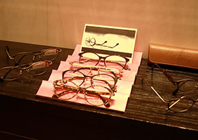 純日本製にこだわり、かけることでより女性らしさが引き立ち、美しさによりそうメガネ「AKITTO」(アキット)。川上明仁氏による眼鏡ブランド。